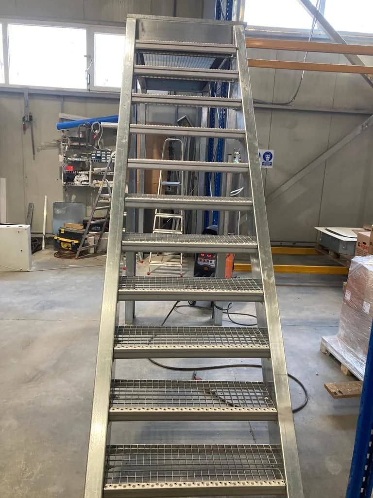 Scări cu platforme tehnice EGEA — scară platformă tehnică acces mentenanță