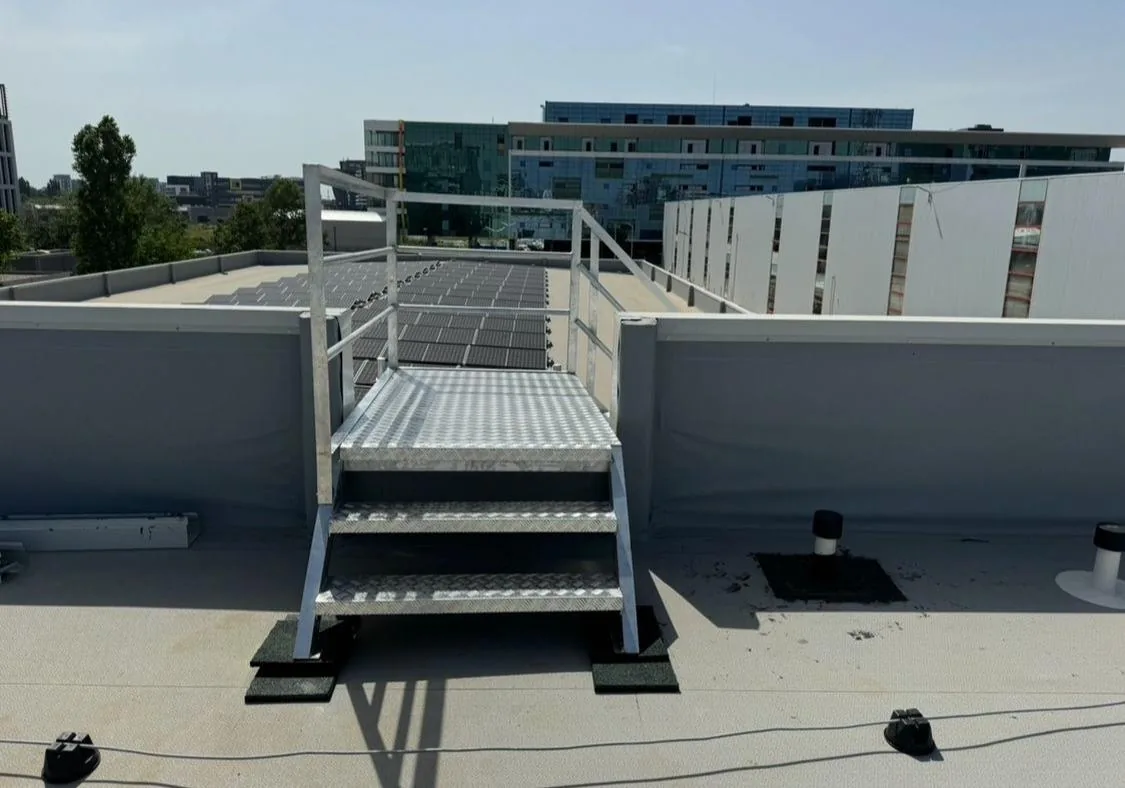 Scări cu platforme tehnice EGEA — scară platformă tehnică fațadă