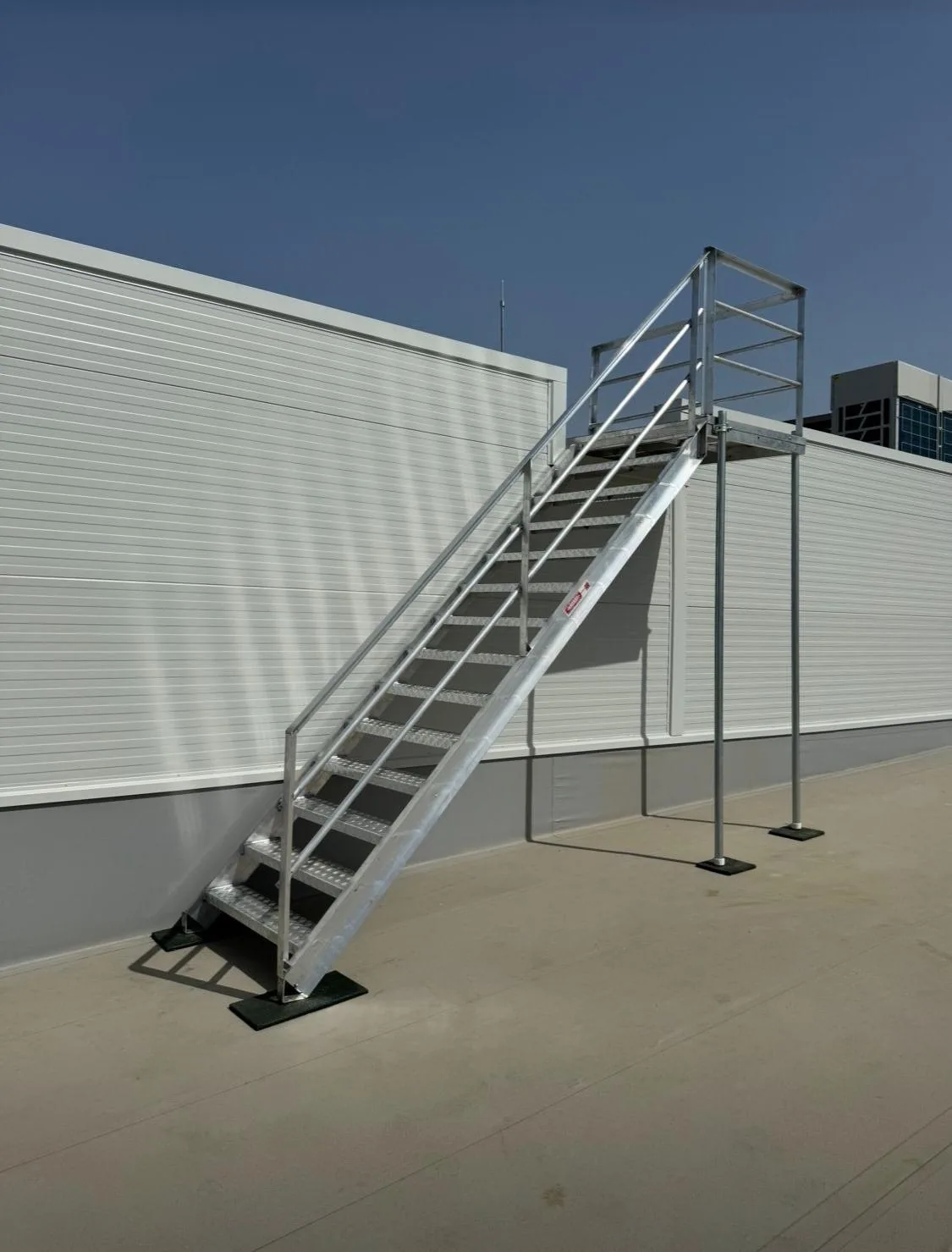 Scări cu platforme tehnice EGEA — scară platformă tehnică hală